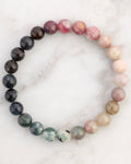 Pulsera de Turmalina Multicolor de 8 mm, pieza completa en círculo sobre superficie de mármol claro