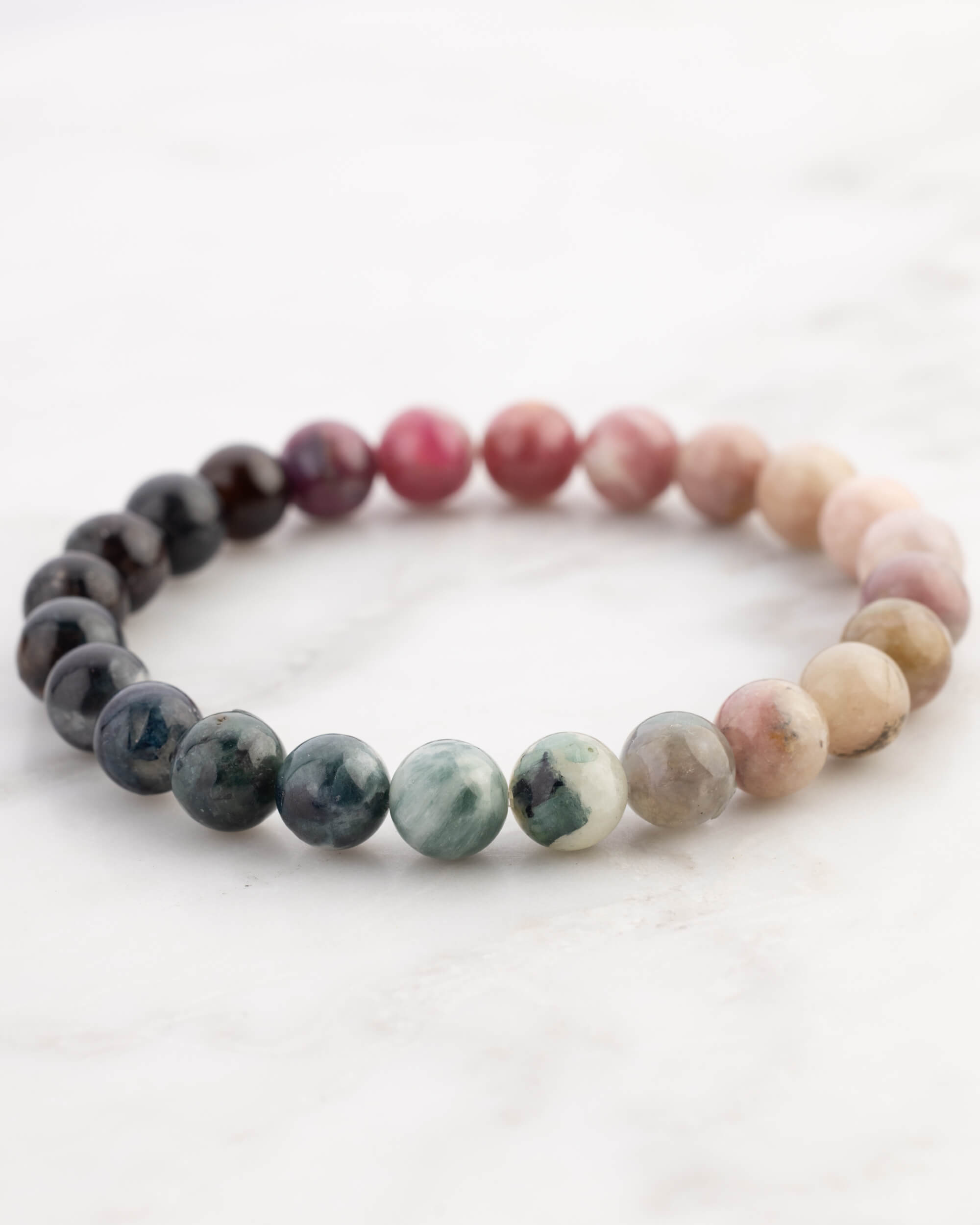 Pulsera de Turmalina Multicolor en círculo desde otro angulo, mostrando el degradado de colores