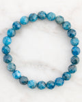 Pulsera de Apatita Azul facetada de 8 mm, pieza completa sobre superficie de mármol claro