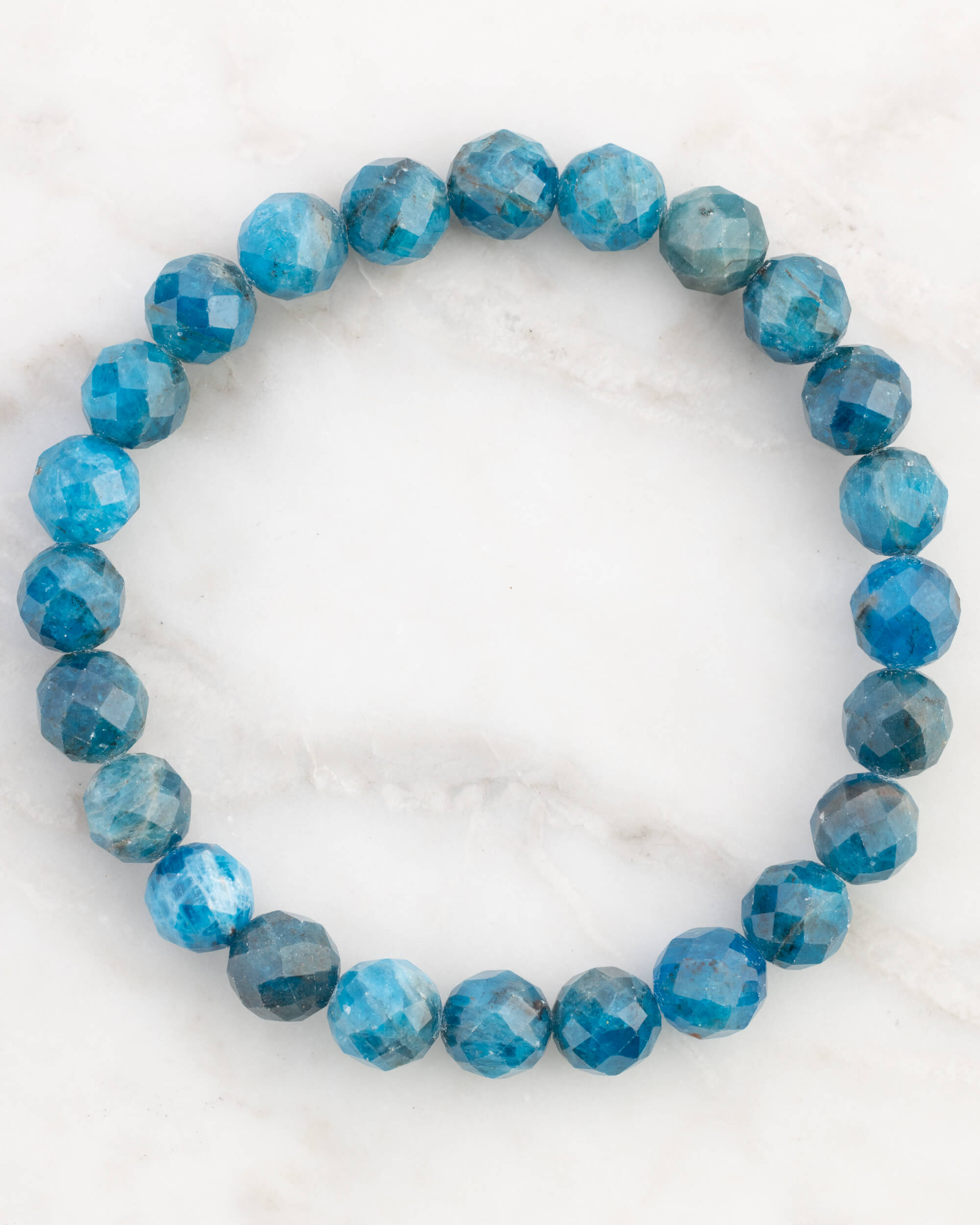 Pulsera de Apatita Azul facetada de 8 mm, pieza completa sobre superficie de mármol claro