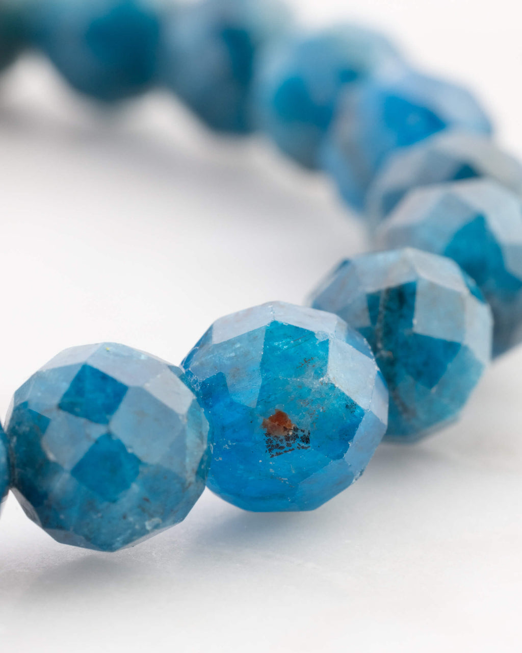 Detalle macro de las cuentas facetadas de Apatita Azul, tonos entre celeste y azul profundo
