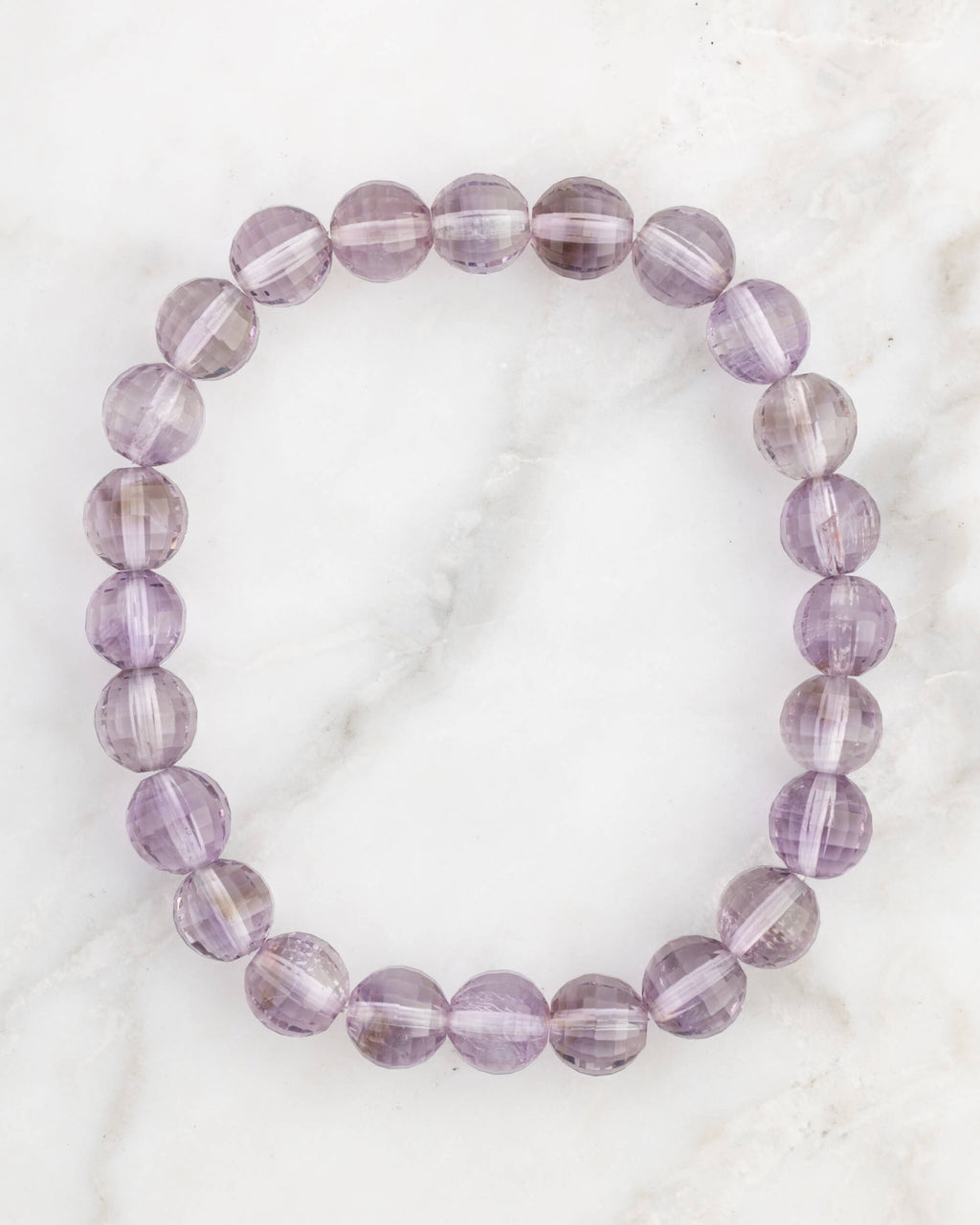 Pulsera de Amatista facetada de 8 mm, pieza completa sobre mármol claro