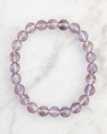 Pulsera de Amatista facetada de 8 mm, pieza completa sobre mármol claro