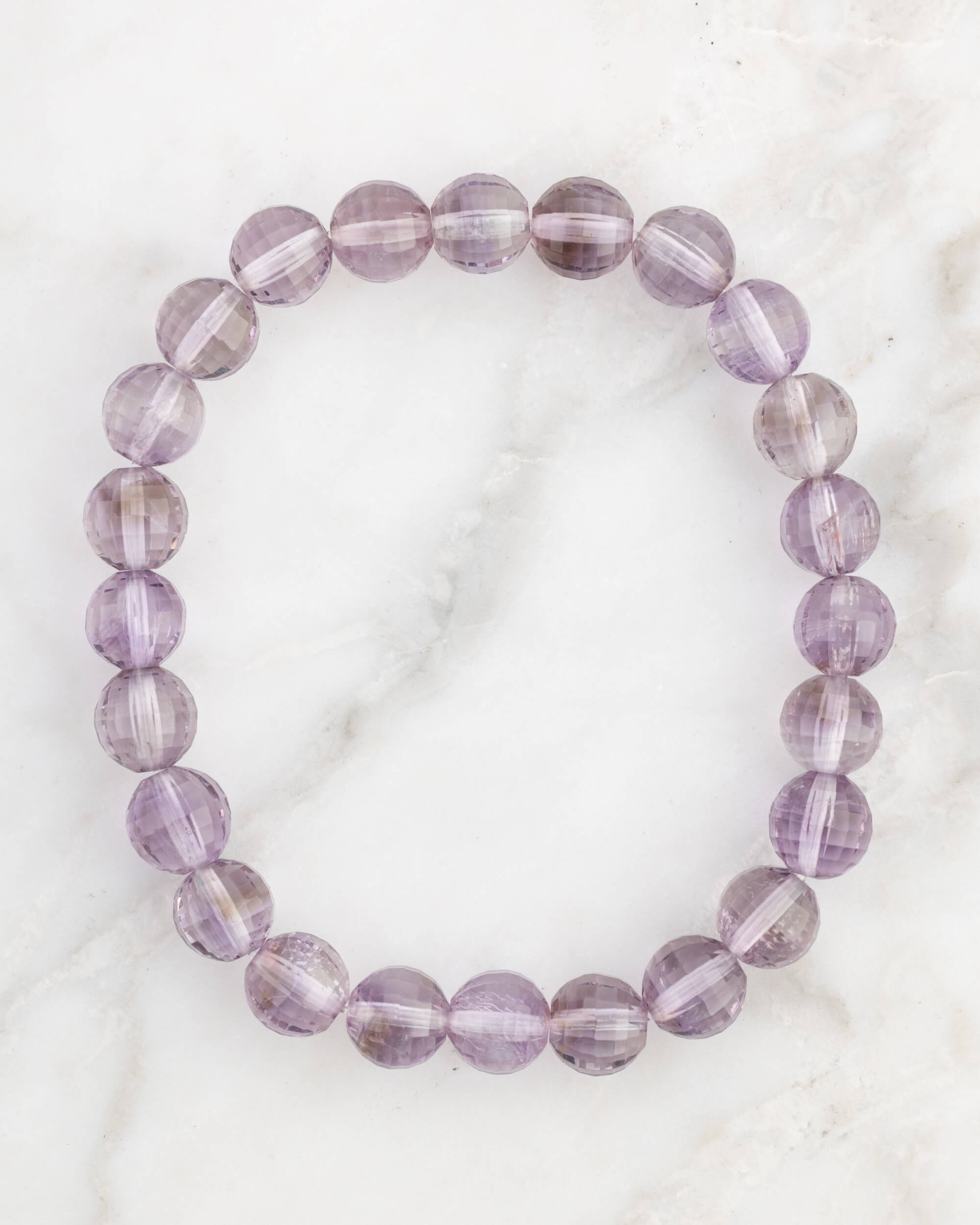 Pulsera de Amatista facetada de 8 mm, pieza completa sobre mármol claro