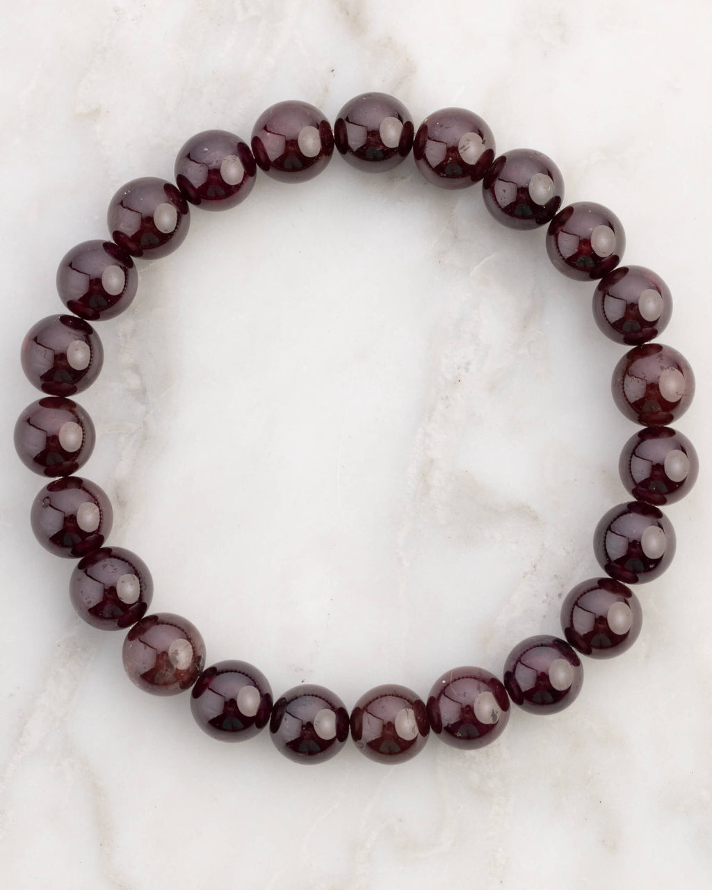 Pulsera de Granate Estrella de 8 mm, pieza completa en círculo sobre mármol claro
