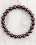 Pulsera de Granate Estrella de 8 mm, pieza completa en círculo sobre mármol claro