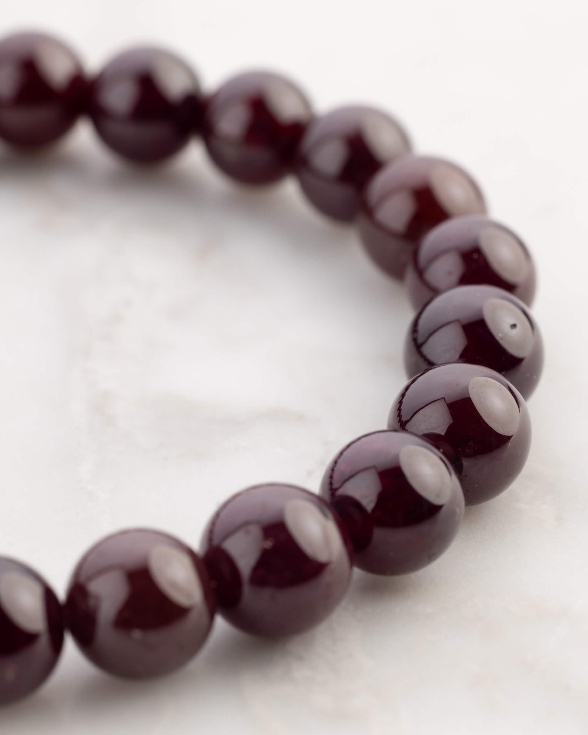 Pulsera de Granate Estrella en círculo desde otro angulo, mostrando el brillo de las cuentas