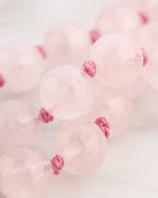 Detalle macro de las cuentas de Cuarzo Rosa con nudos entre cada una