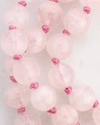 Detalle macro de las cuentas de Cuarzo Rosa con sus nudos rosados