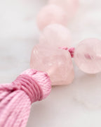 Japa Mala de Cuarzo Rosa puesto, detalle del collar sobre el cuello