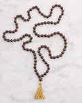 Japa Mala de Granate Estrella completo, extendido con nudos y borla dorada