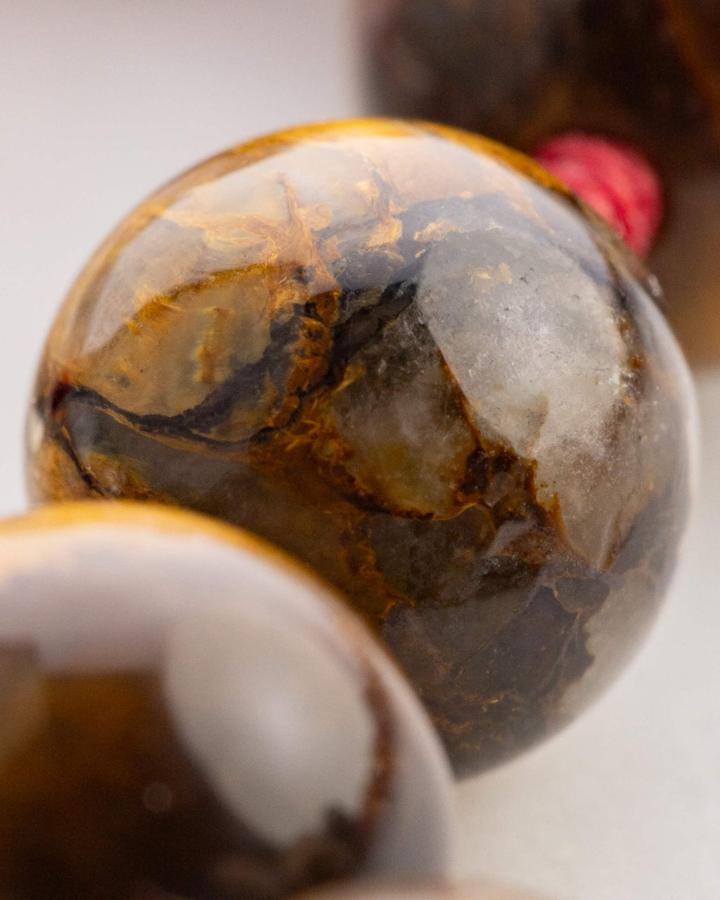 Detalle macro de una cuenta de Pietersita del Japa Mala Fuego