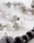 Detalle macro de cuentas de Howlita blanca y Obsidiana Negra en degradado