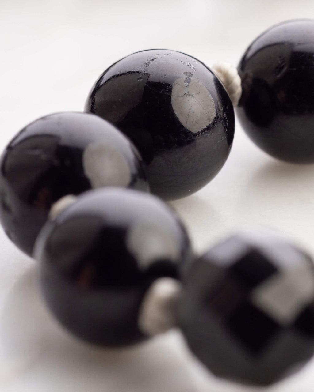 Detalle macro de cuentas facetadas de Obsidiana Negra de gran tamano