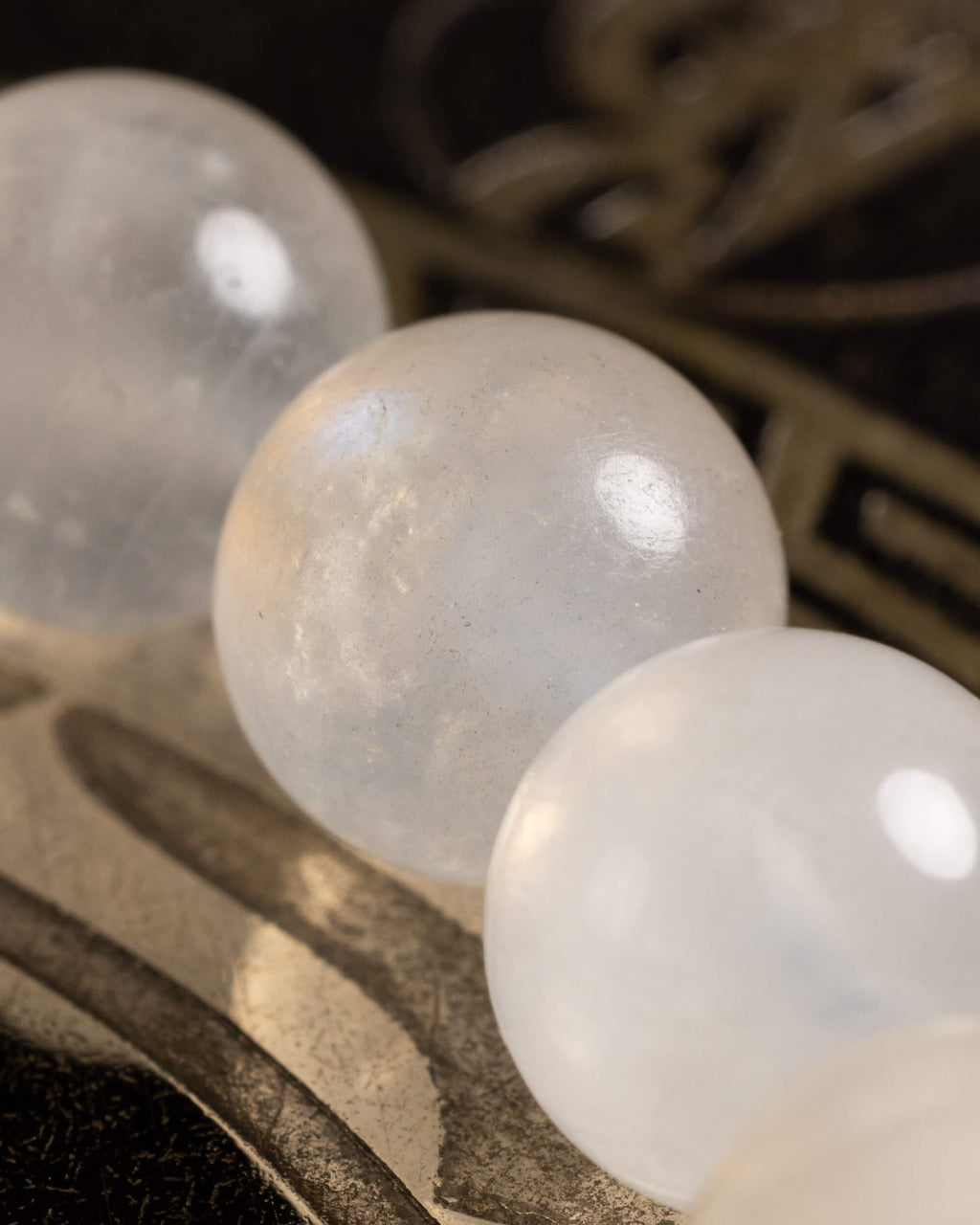 Detalle macro de las cuentas blancas translúcidas de Piedra Luna