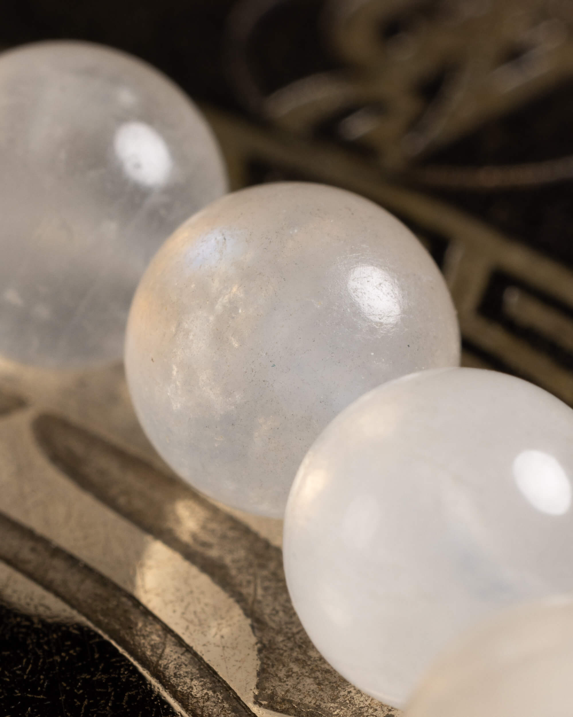Detalle macro de las cuentas blancas translúcidas de Piedra Luna