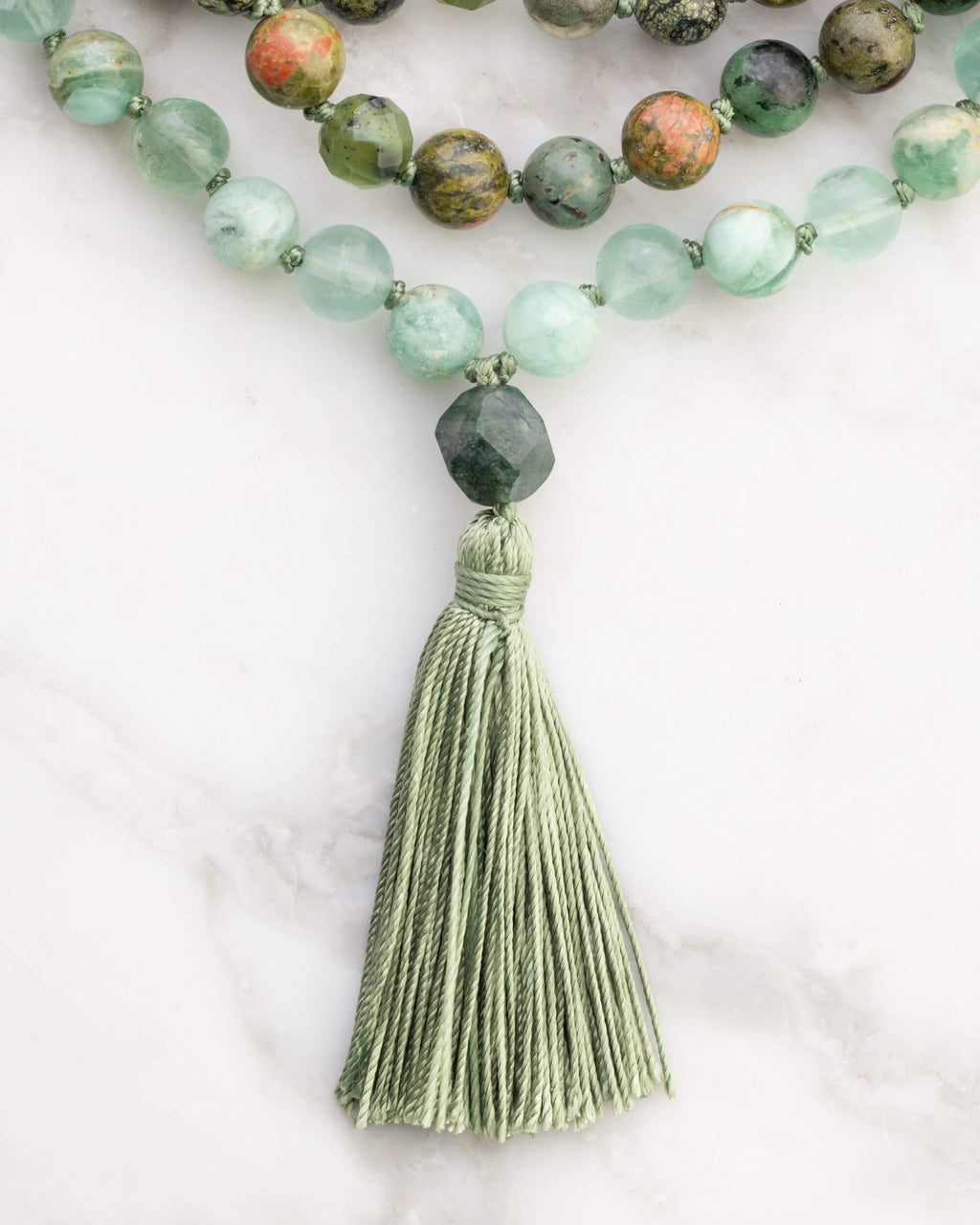 Japa Mala Corazon completo con borla verde, cuentas en tonos verdes y coral