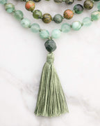 Japa Mala Corazon completo con borla verde, cuentas en tonos verdes y coral