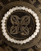 Pulsera de Selenita, pieza completa en círculo sobre bandeja grabada