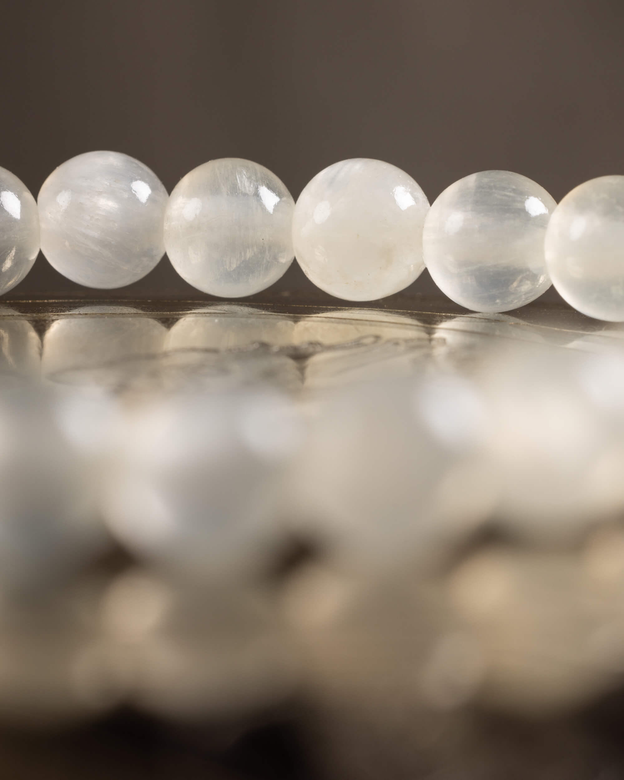 Detalle macro de las cuentas brillantes de Selenita, primer plano