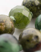 Detalle macro de una cuenta facetada de Jade Verde del Japa Mala Corazon