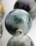 Detalle macro de cuentas de Jade Verde y Ágata Musgosa en primer plano