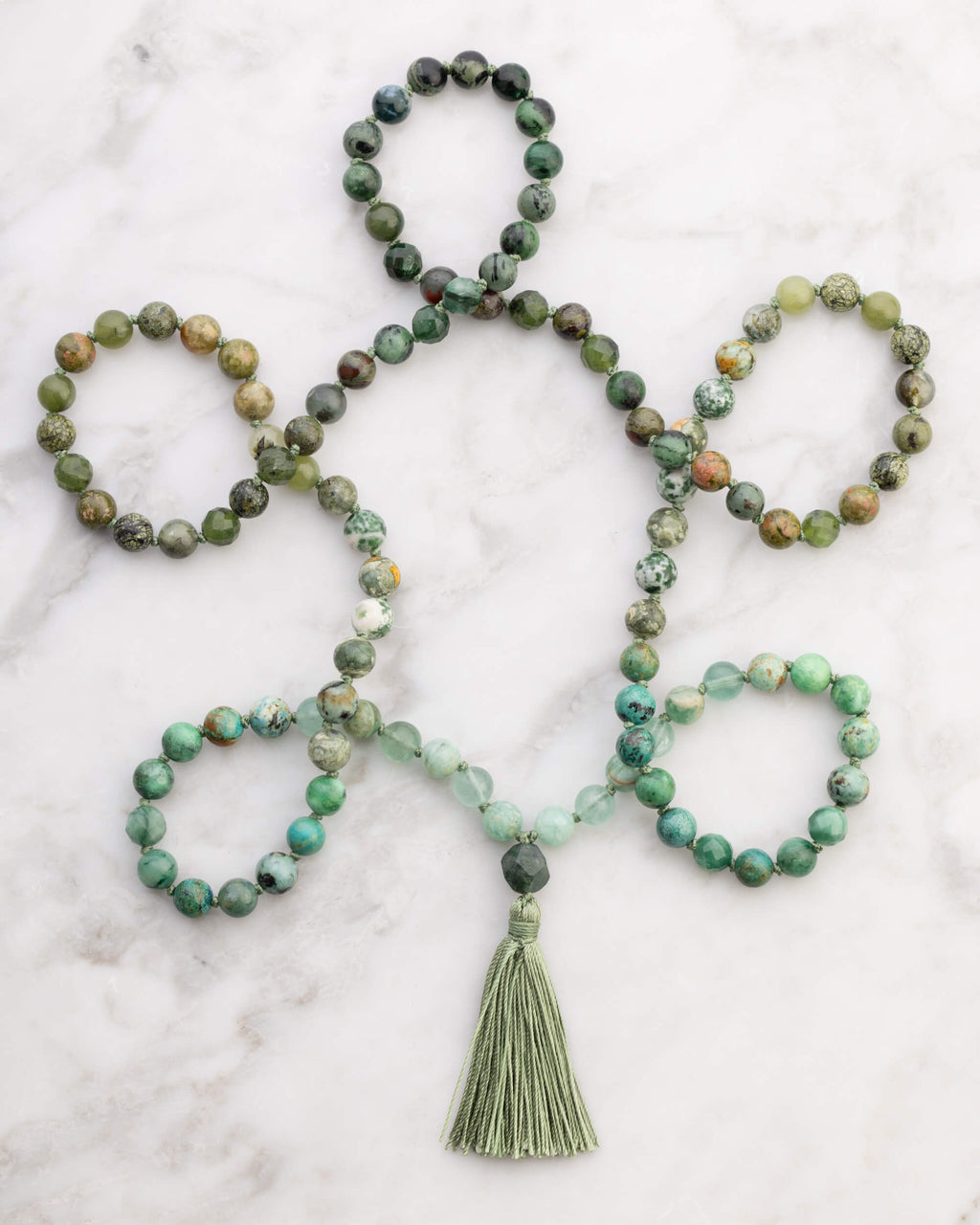 Japa Mala Corazon enrollado en forma de trebol junto a sus pulseras a juego