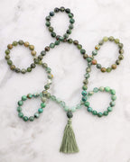 Japa Mala Corazon enrollado en forma de trebol junto a sus pulseras a juego