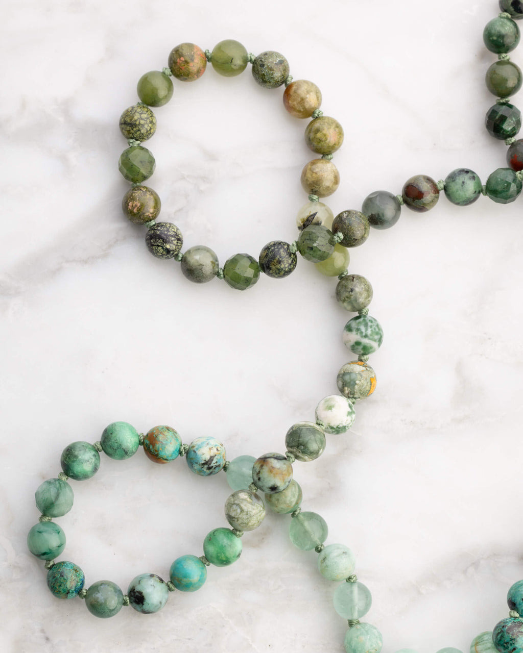 Japa Mala Corazon enrollado, cuentas en tonos verde y oliva en distintas texturas