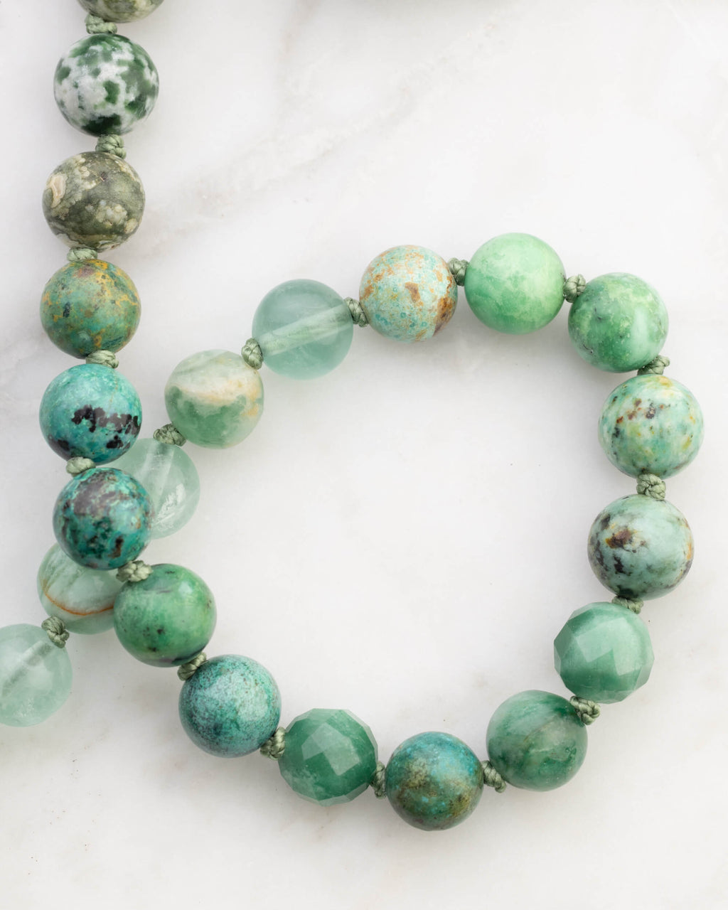 Japa Mala Corazon enrollado, pulsera de Turquesa Africana y Prehnita en primer plano