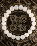 Pulsera de Piedra Luna de 10 mm, pieza completa sobre disco decorativo oscuro
