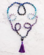 Japa Mala Universo enrollado en forma de corazon junto a sus pulseras a juego