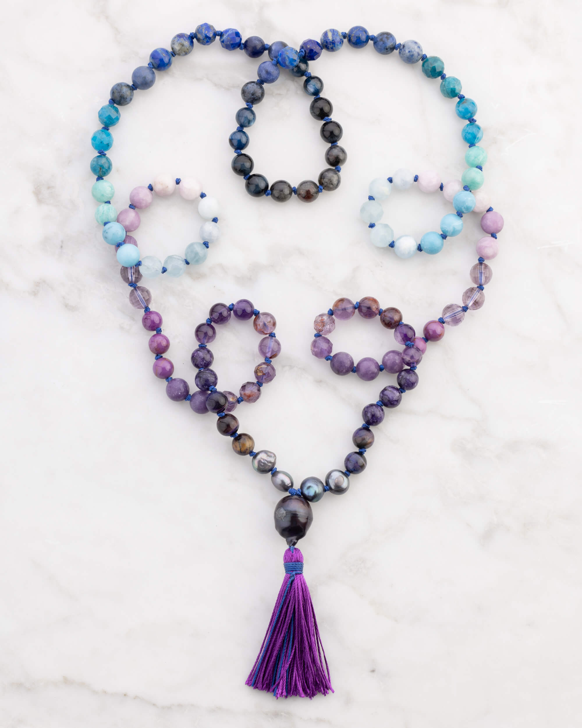 Japa Mala Universo enrollado en forma de corazon junto a sus pulseras a juego