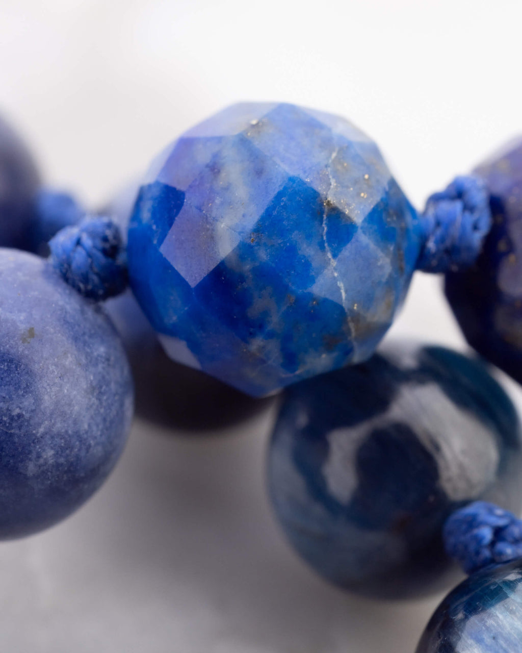 Detalle macro de una cuenta facetada de Lapislázuli del Japa Mala Universo