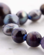 Japa Mala Universo puesto, cuentas en degradado azul cayendo sobre el cuello