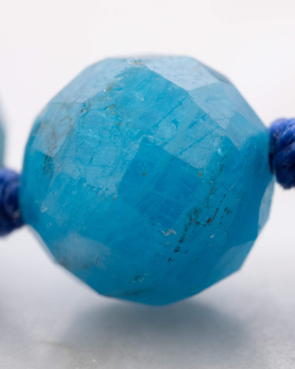 Detalle macro de una cuenta facetada de Apatita Azul del Japa Mala Universo
