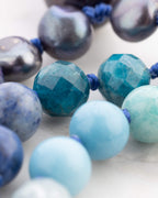 Japa Mala Universo puesto en el cuello, vista de cerca de las cuentas azules