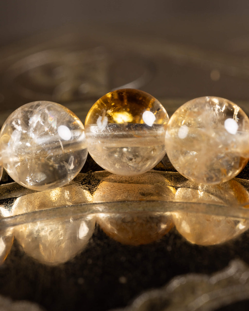 Detalle macro de las cuentas doradas de Citrino con reflejo dorado