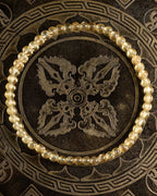 Pulsera de Cuarzo Rutilado de 4 mm, pieza completa sobre disco decorativo oscuro
