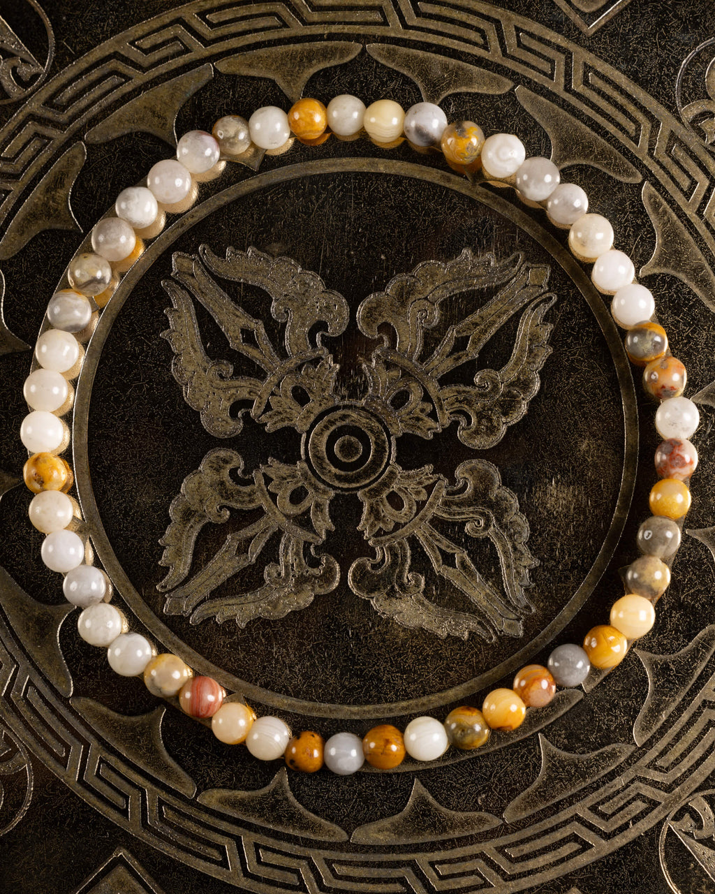 Pulsera de Ágata Mexicana de 4 mm, pieza completa sobre disco decorativo oscuro