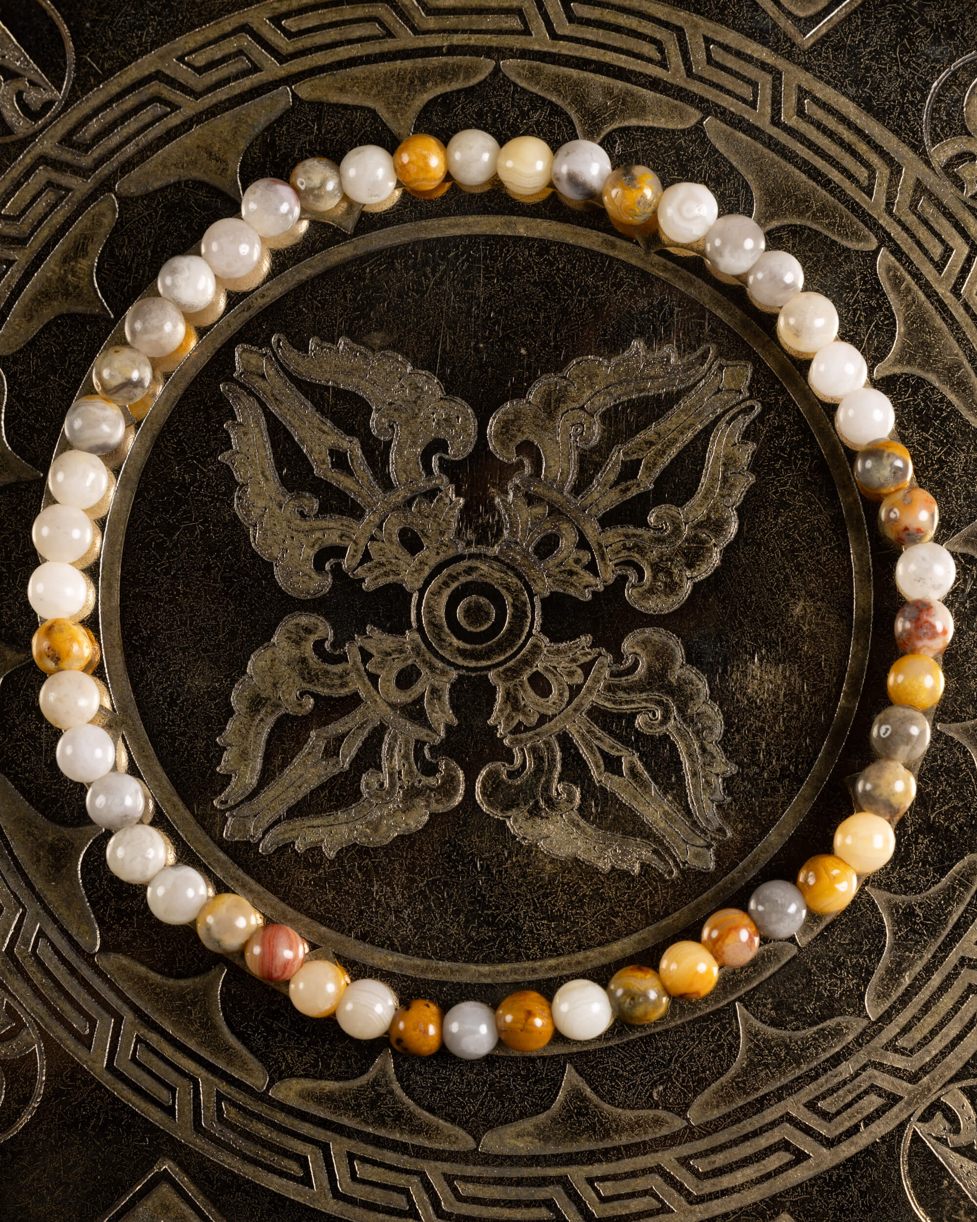 Pulsera de Ágata Mexicana de 4 mm, pieza completa sobre disco decorativo oscuro