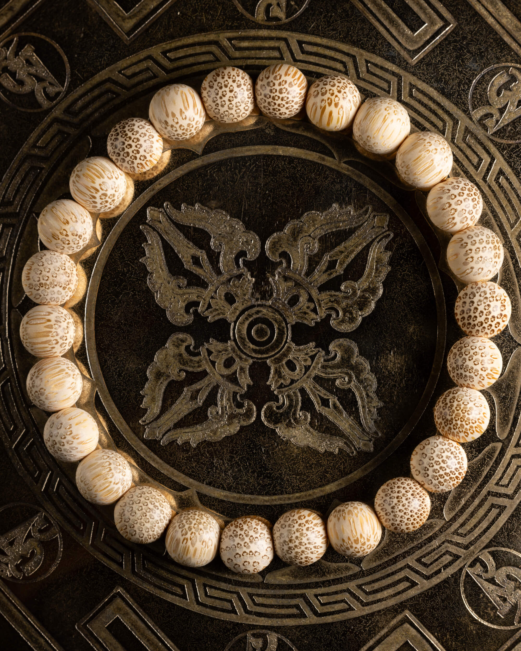 Pulsera de Madera de Bambú de 8 mm, pieza completa sobre disco decorativo oscuro