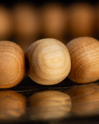 Detalle macro de las cuentas de Madera de Sándalo con veta natural