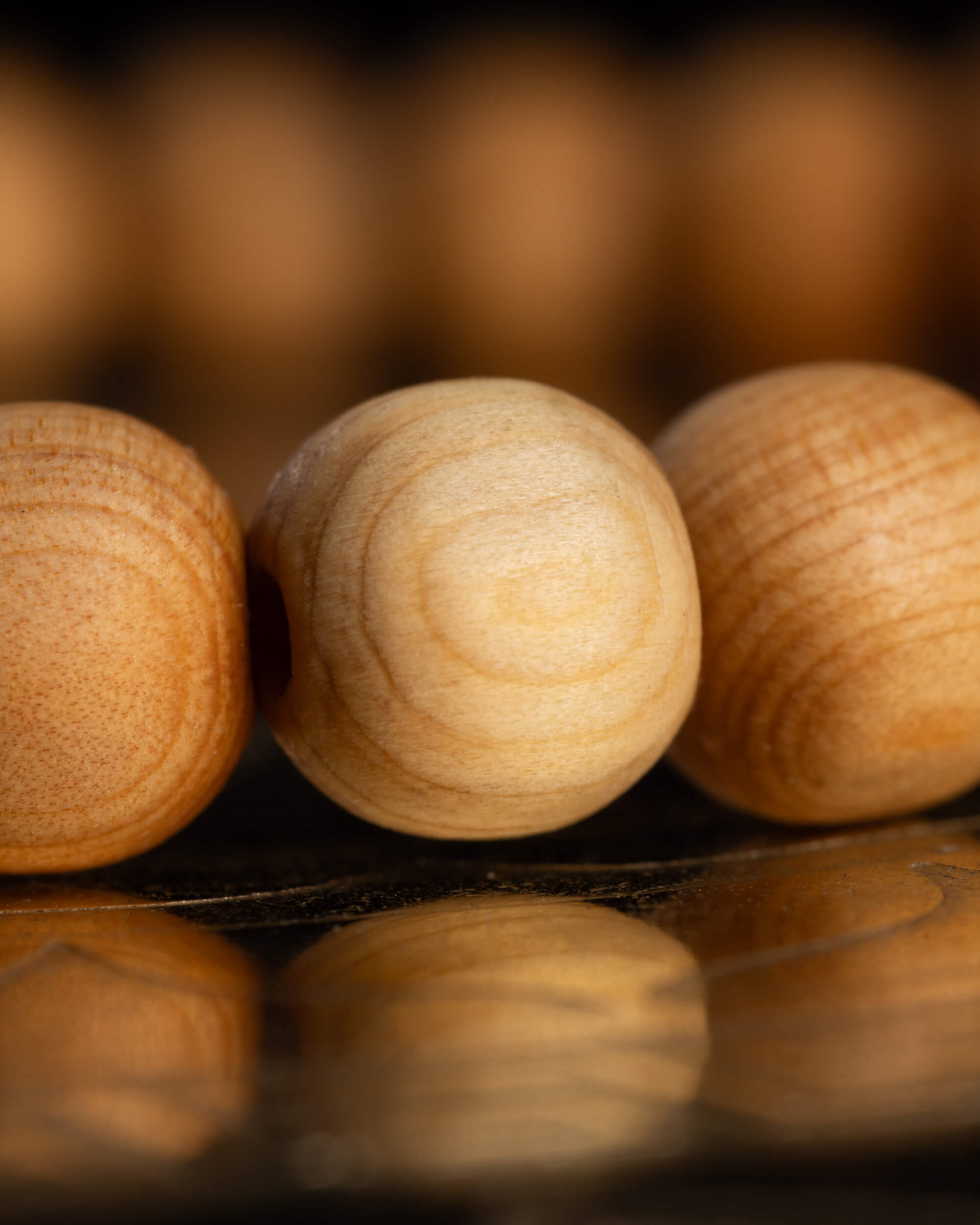 Detalle macro de las cuentas de Madera de Sándalo con veta natural
