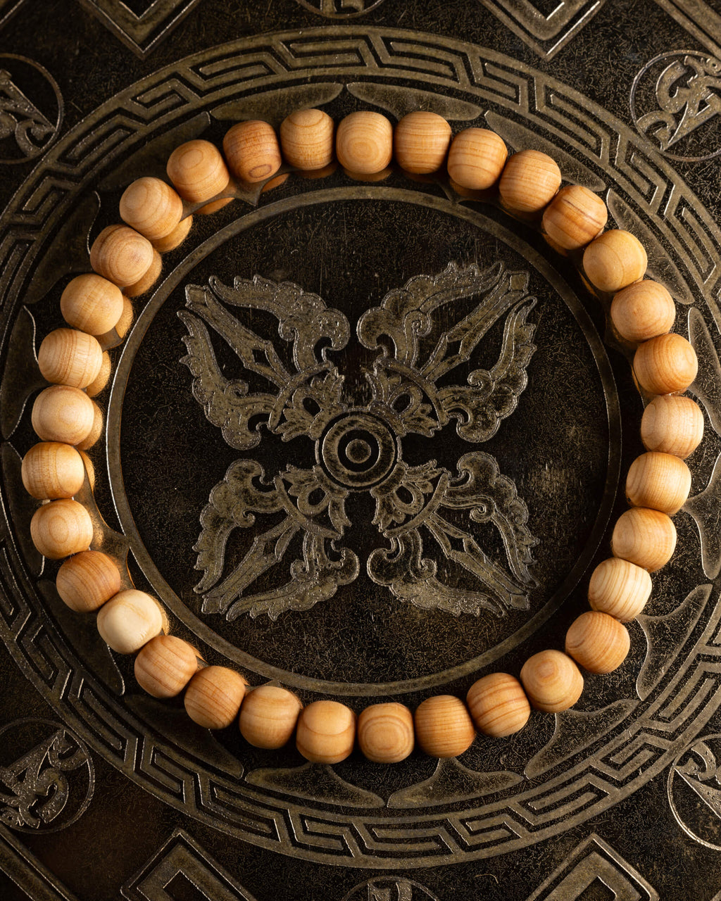 Pulsera de Madera de Sándalo (6 mm), pieza completa en círculo sobre bandeja grabada