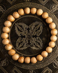 Pulsera de Madera de Sándalo (8 mm), pieza completa en círculo sobre bandeja grabada
