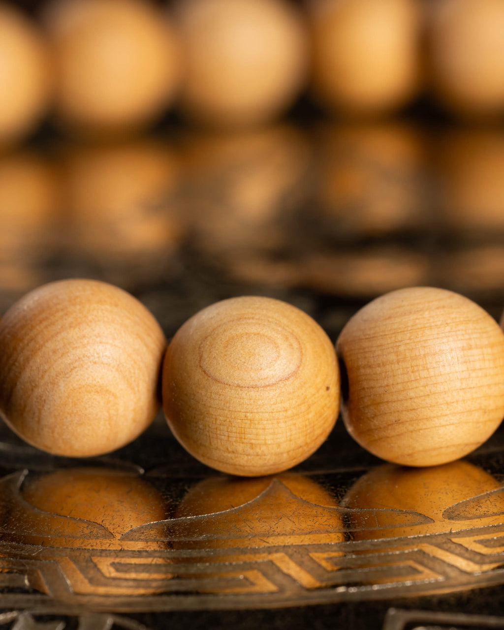 Detalle macro de las cuentas de Madera de Sándalo con veta natural
