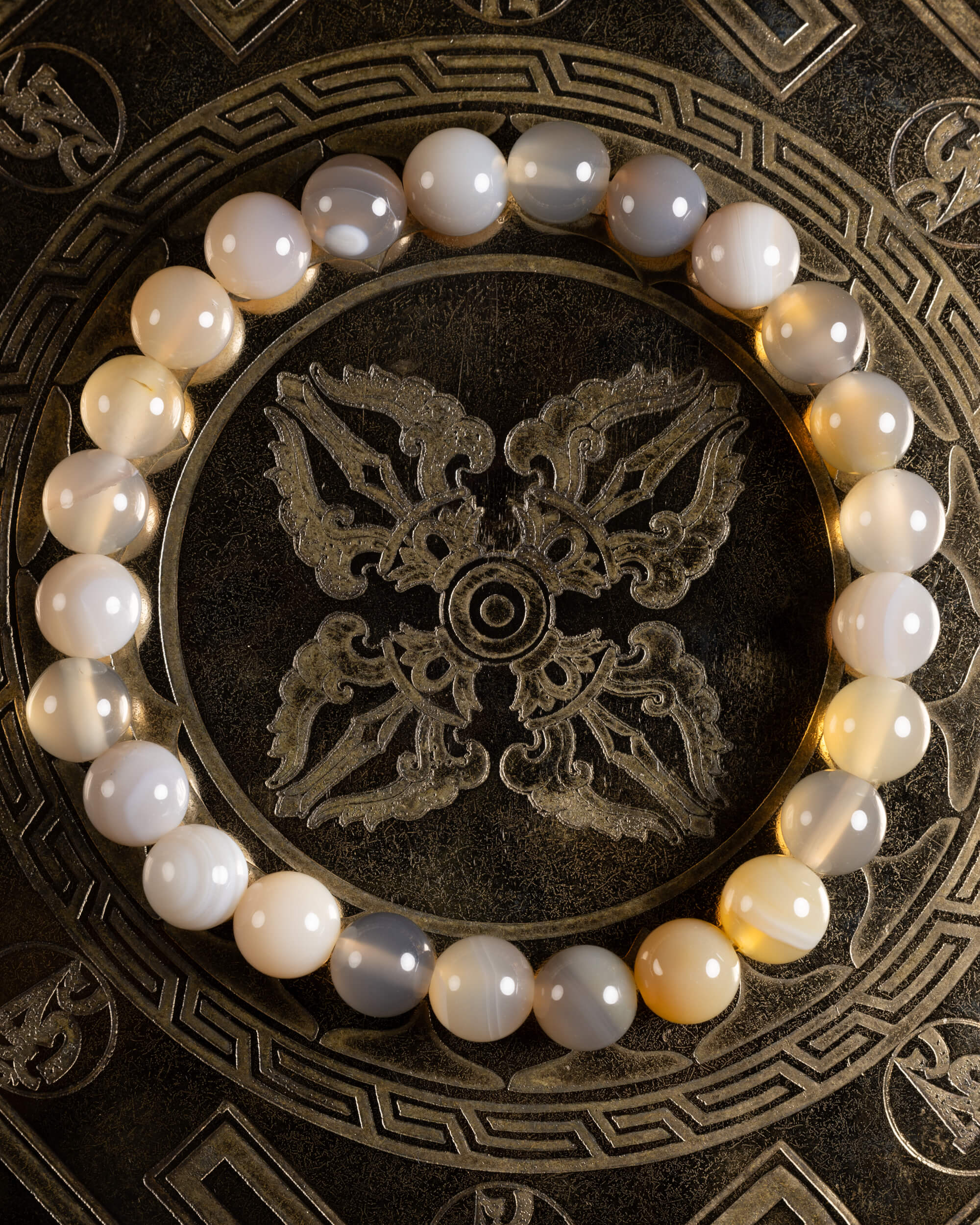 Pulsera de Ágata Gris (8 mm), pieza completa en círculo sobre bandeja grabada