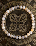 Pulsera de Ágata Gris (6 mm), pieza completa en círculo sobre bandeja grabada