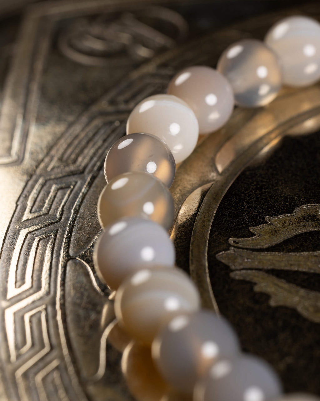Pulsera de Ágata Gris en ángulo cerrado mostrando su curvatura